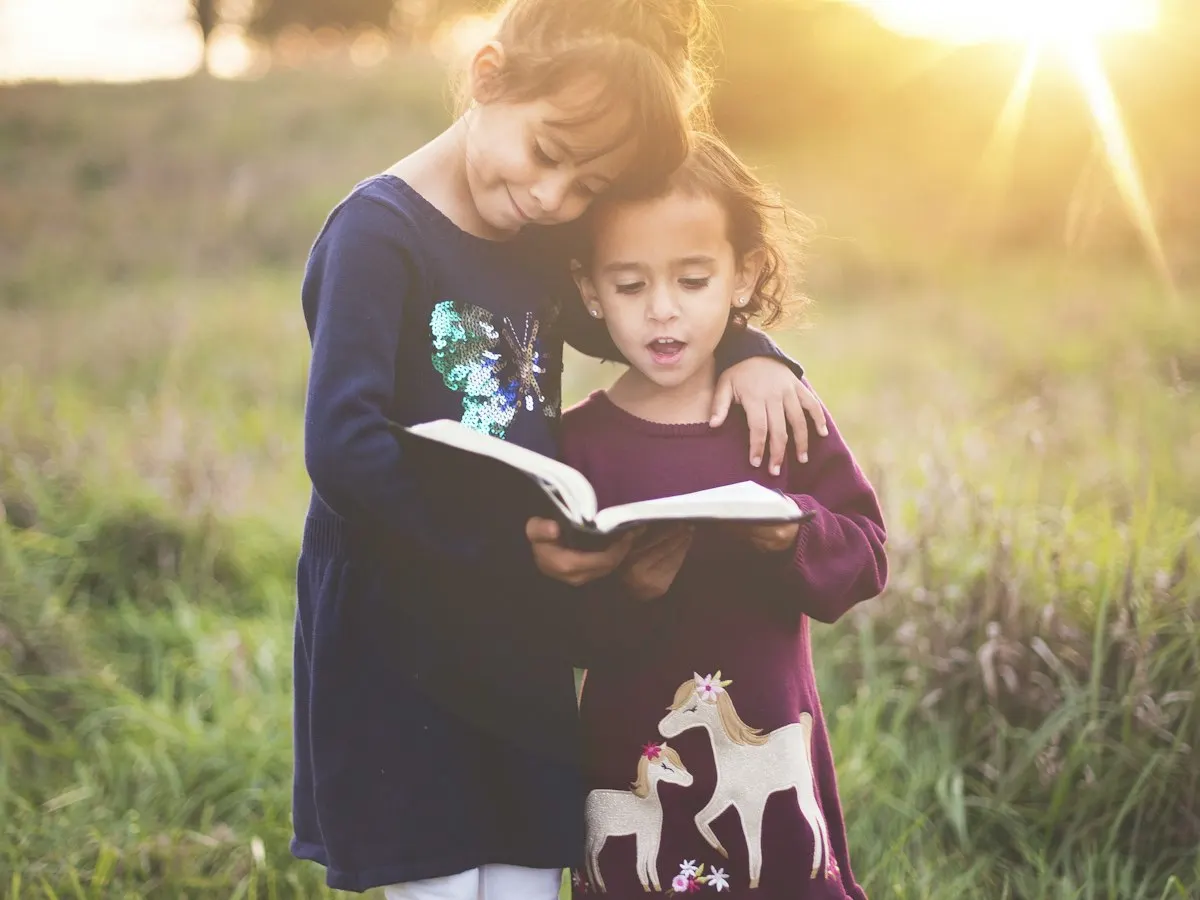 Crianças lendo ao ar livre