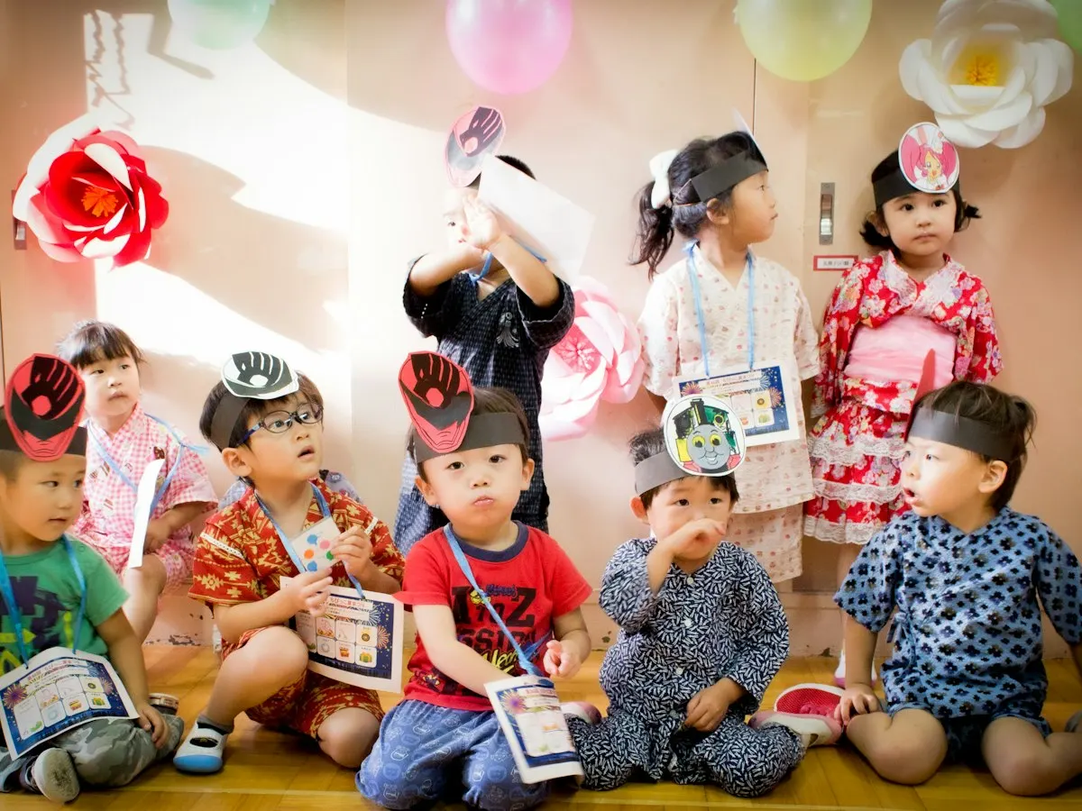 Crianças e educadoras em atividade